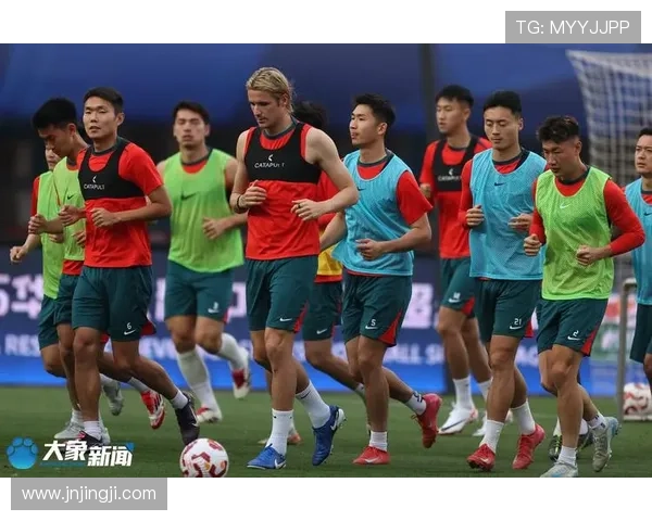 中国足球队新帅上任首秀不敌强敌 球迷期待未来新战术改革